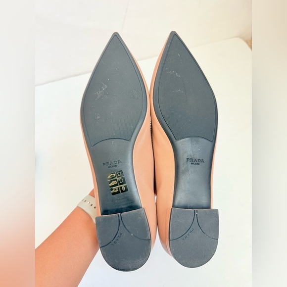 Prada Beige/Nude leather logo embellished bowtie pointed toe ballerina flats 40 - Picture 4 of 7